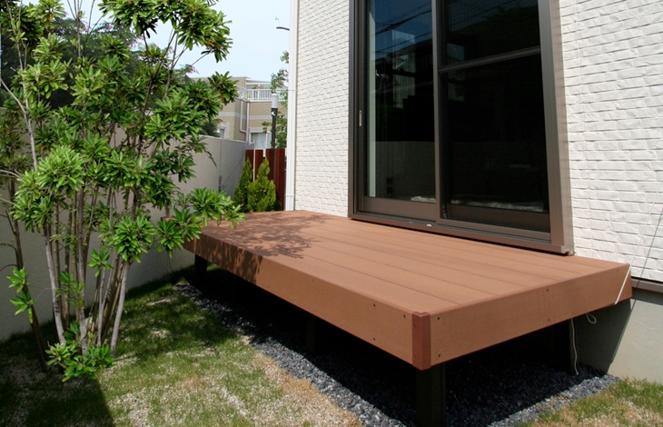 木のぬくもりがある一方で、毎年のように保護塗料を塗り直す必要