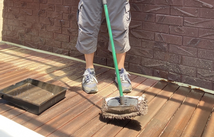 デッキブラシで水洗いするだけで綺麗な状態を維持