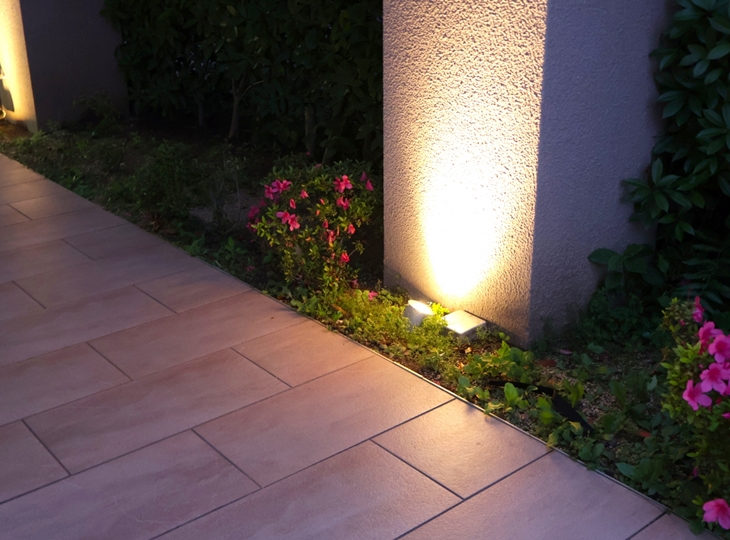 暗がりをなくすために、人感センサー付きのライトを庭の数箇所に配置