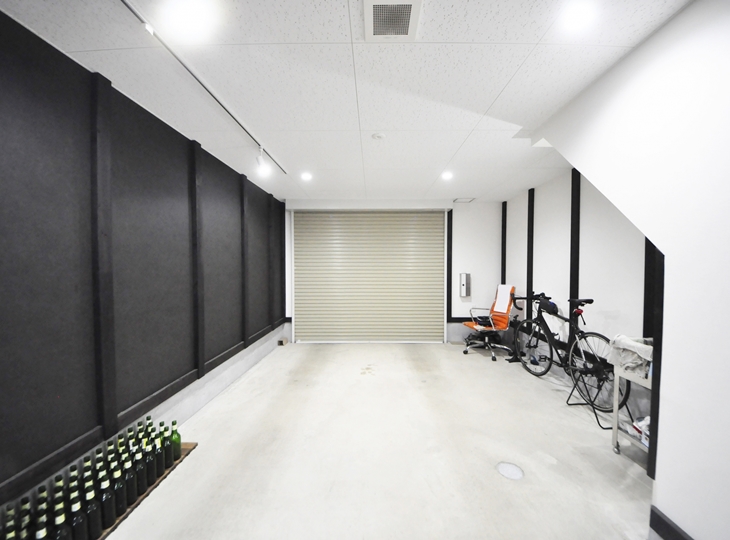 シャッターを設置する場合でも、内部にセンサーライトやカメラを備えておくことが望ましい