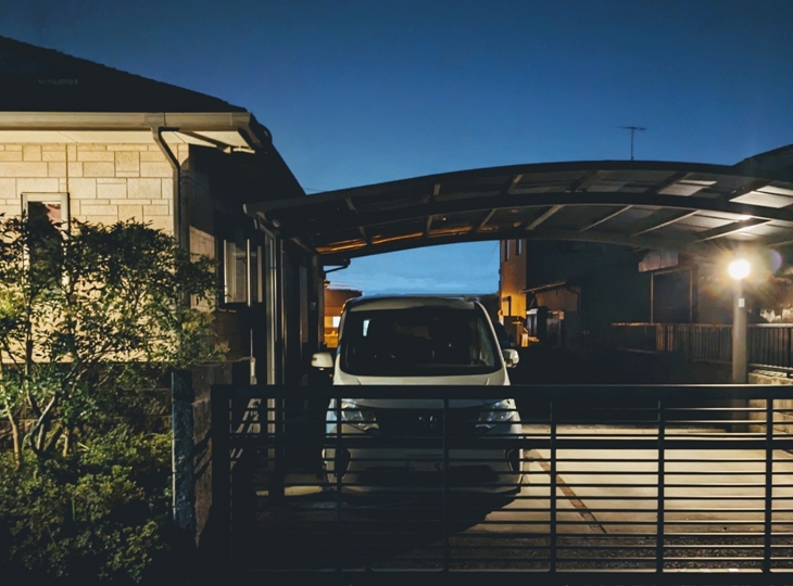 車両の盗難防止も兼ねて、強力なセンサーライトの設置が効果的