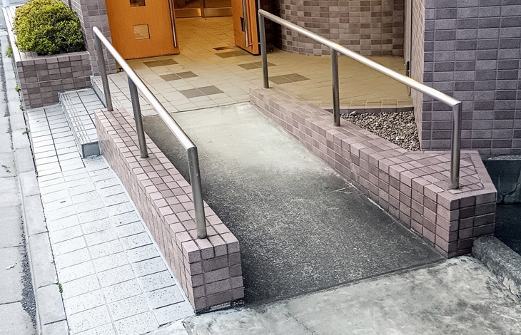 屋外スロープの勾配は12分の1以下が望ましい
