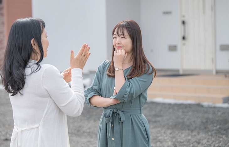 施主自身が業者と一緒に、あるいは事前に自ら足を運んで誠意を伝えることで、周囲の受け止め方は大きく和らぐことになります。